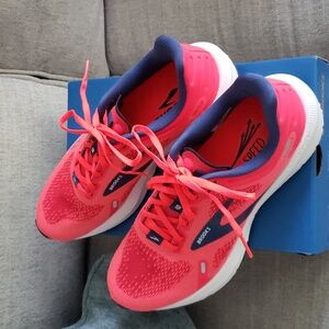 Like new Brooks Launch 9. Size 8.5, pink